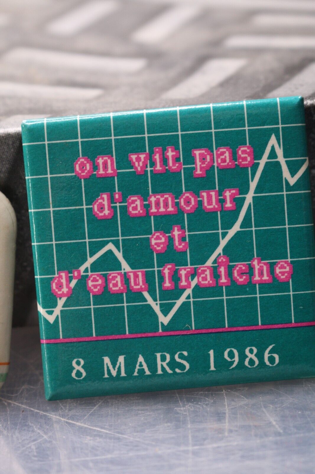 Vintage Macaron Pinback Québec On Vit Pas D'Amour Et D'Eau Fraîche 1986 Citation