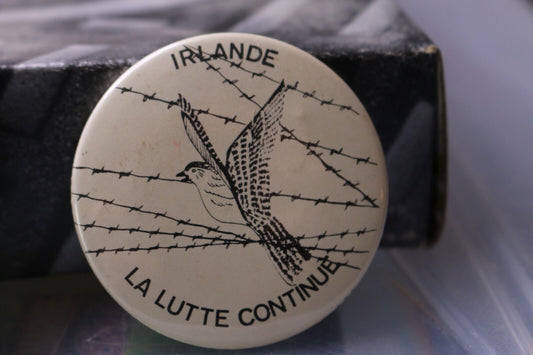 Vintage Macaron Pinback Québec Irlande La Lutte Continue Bird In Barbewire War
