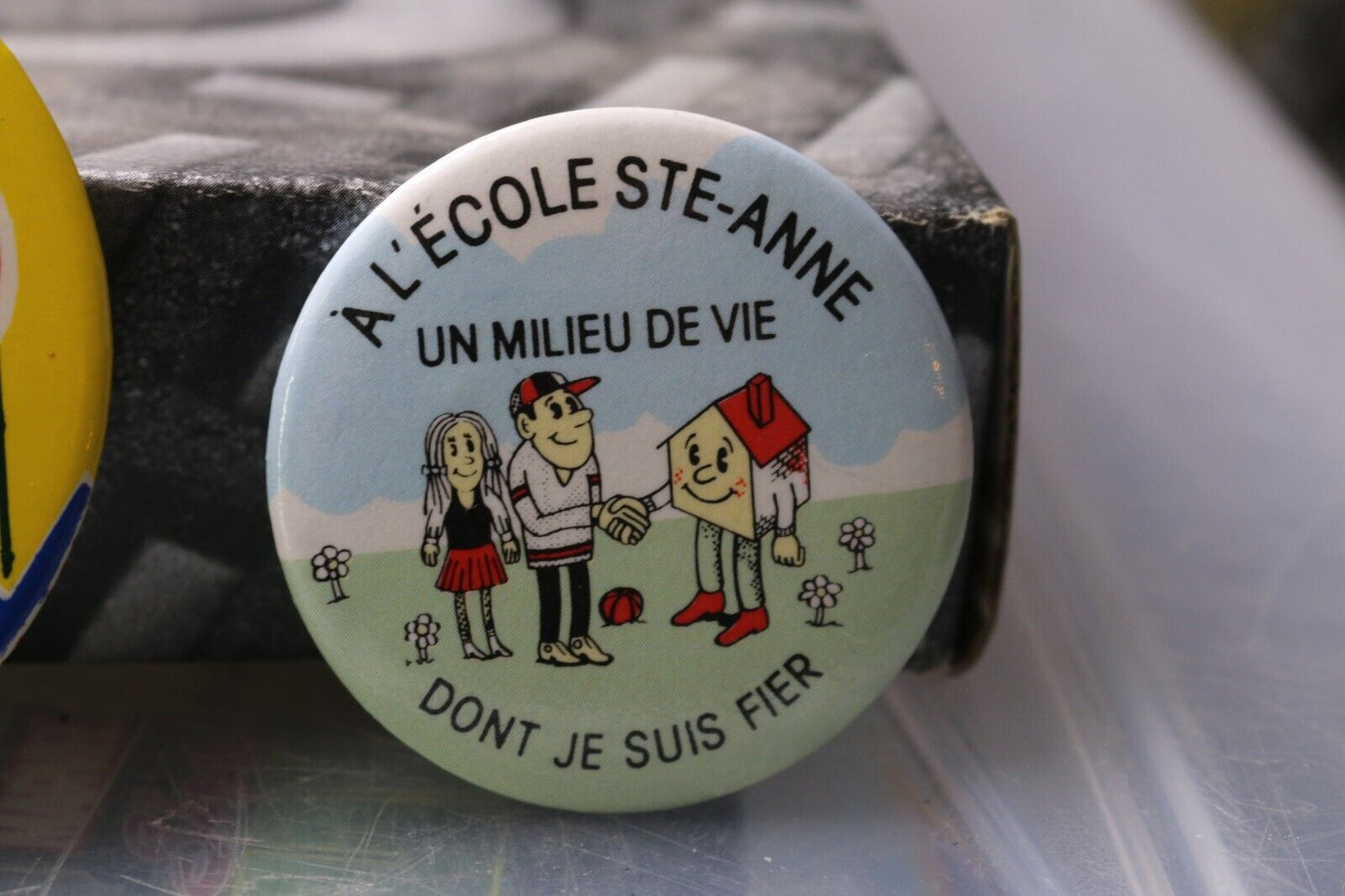 Vintage Macaron Pinback Québec Milieu De Vie École Ste-Anne Dont Je Suis Fier