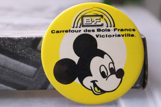 Vintage Macaron Pinback Québec Buttom Carrefour Victoriaville Mickey Mouse 1980S