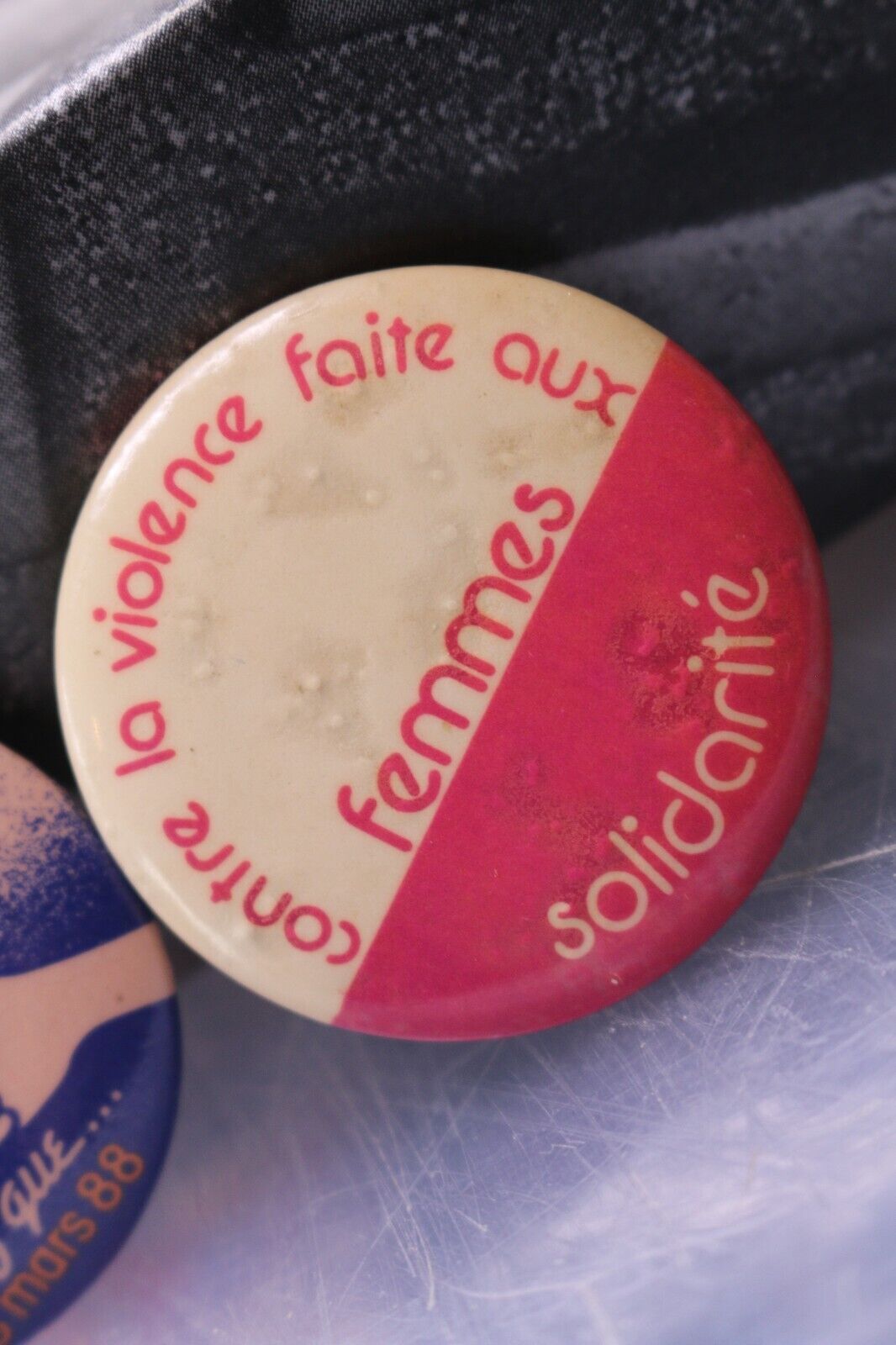 Vintage Macaron Pinback Québec Contre La Violence Faite Aux Femmes Solidarité
