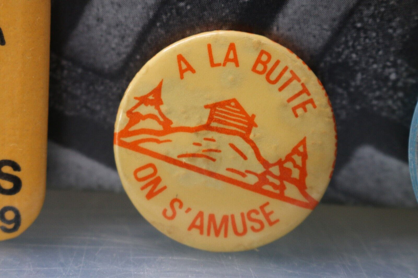 Vintage Mini Macaron Pinback Québec Canada Winter/Hiver À La Butte On S'Amuse