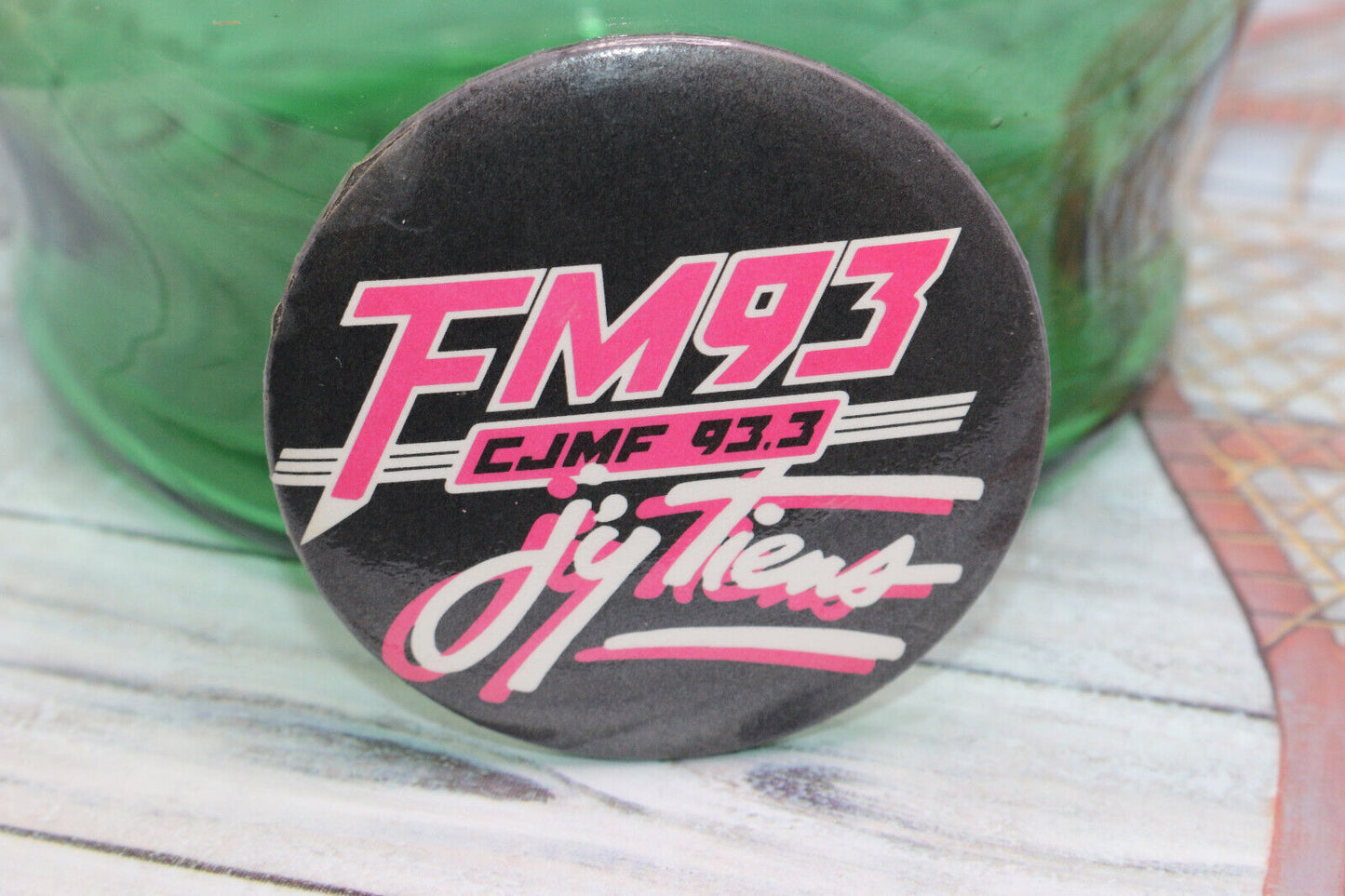 Vintage Radio Fm 93 Cjmf 93.3 J'Y Tiens Buttom Pinback