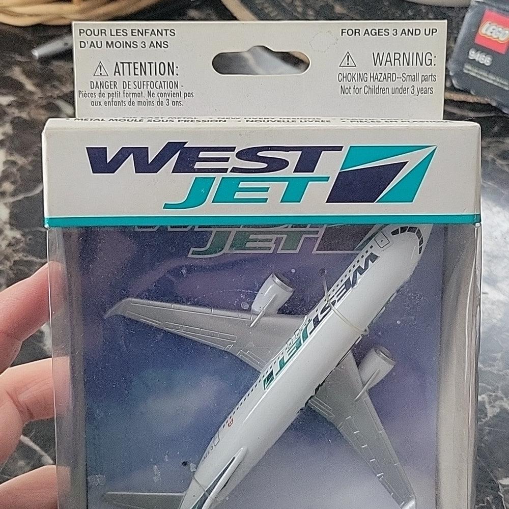  Daron Westjet Airport Playset : Toys & Games