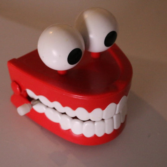 Funny Wind-Up Toy Big Dentures Clockwork Shake Teeth Toy