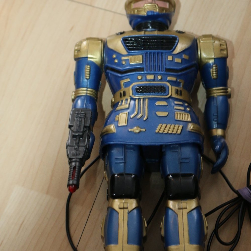 Talk 'N Walk Robot With Remote Control 10.75" Radio Shack 1992